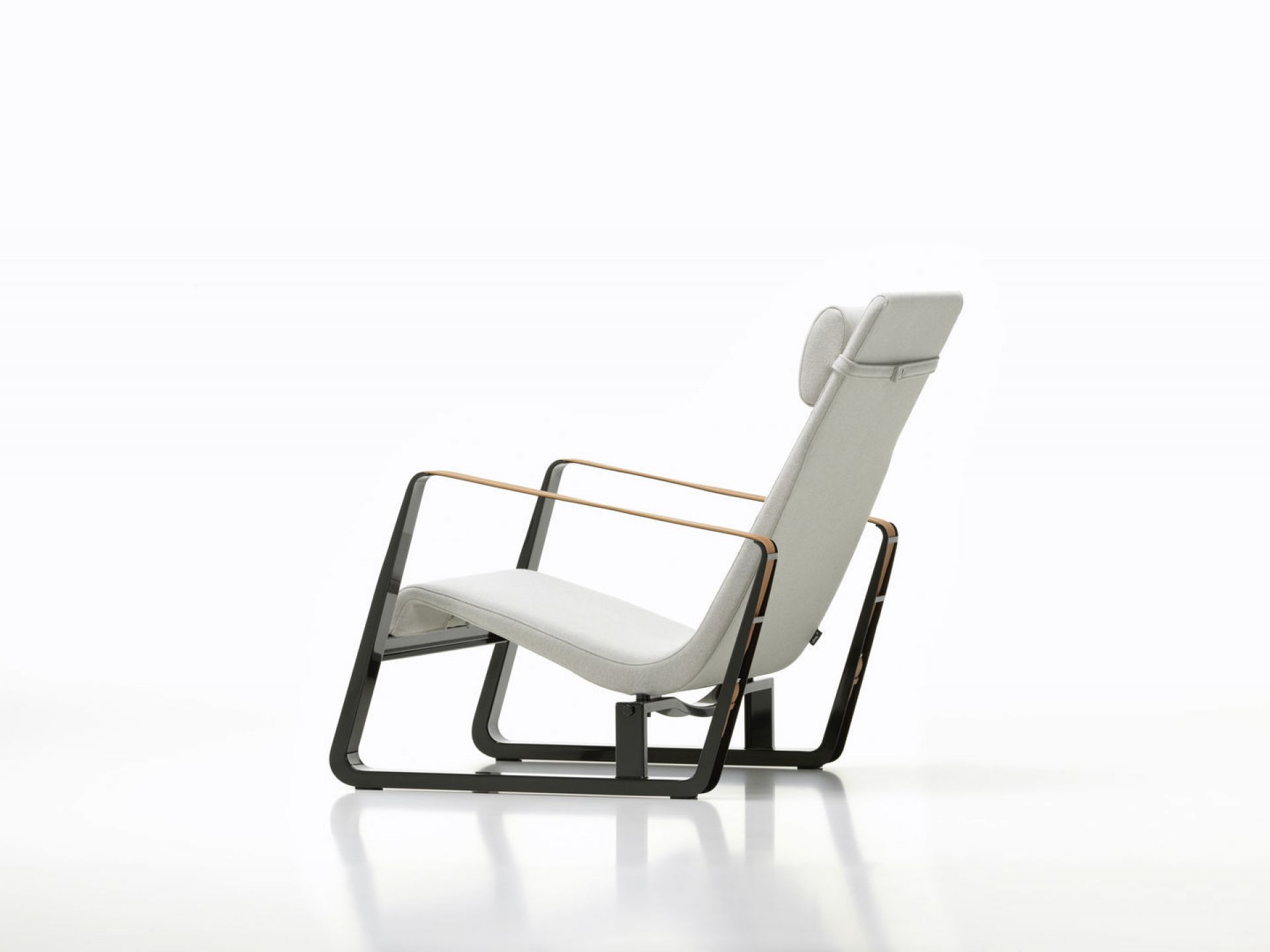 Vitra CitÈ Sessel, grauer Stoffbezug, schwarzes Metallgestell, Holzarmlehnen, moderner Lounge Sessel für Wohnzimmer.
