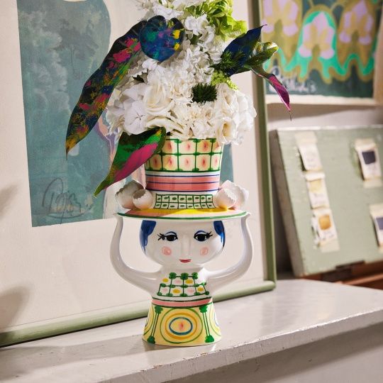 Detailansicht der Bjorn Wiinblad "Lady with Hat" Vase, eine dekorative Keramikvase mit Blumen.