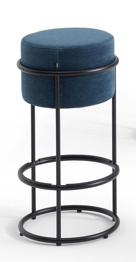 Drop Barhocker von Cor mit blauem Stoffbezug und schwarzem Metallgestell für die moderne Küche.
