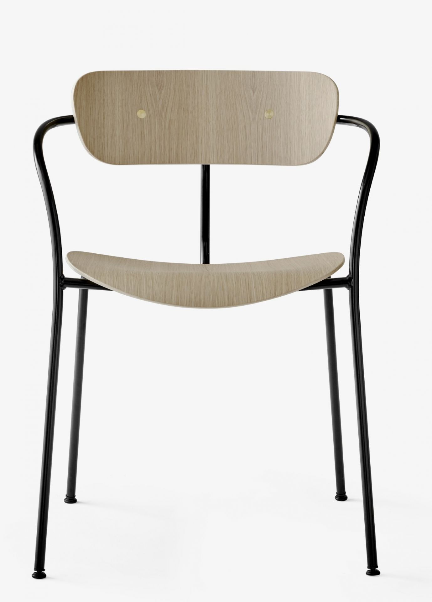 Pavilion AV2 Armchair von AndTradition: Stuhl mit Armlehnen aus Eiche und schwarzem Stahlgestell.