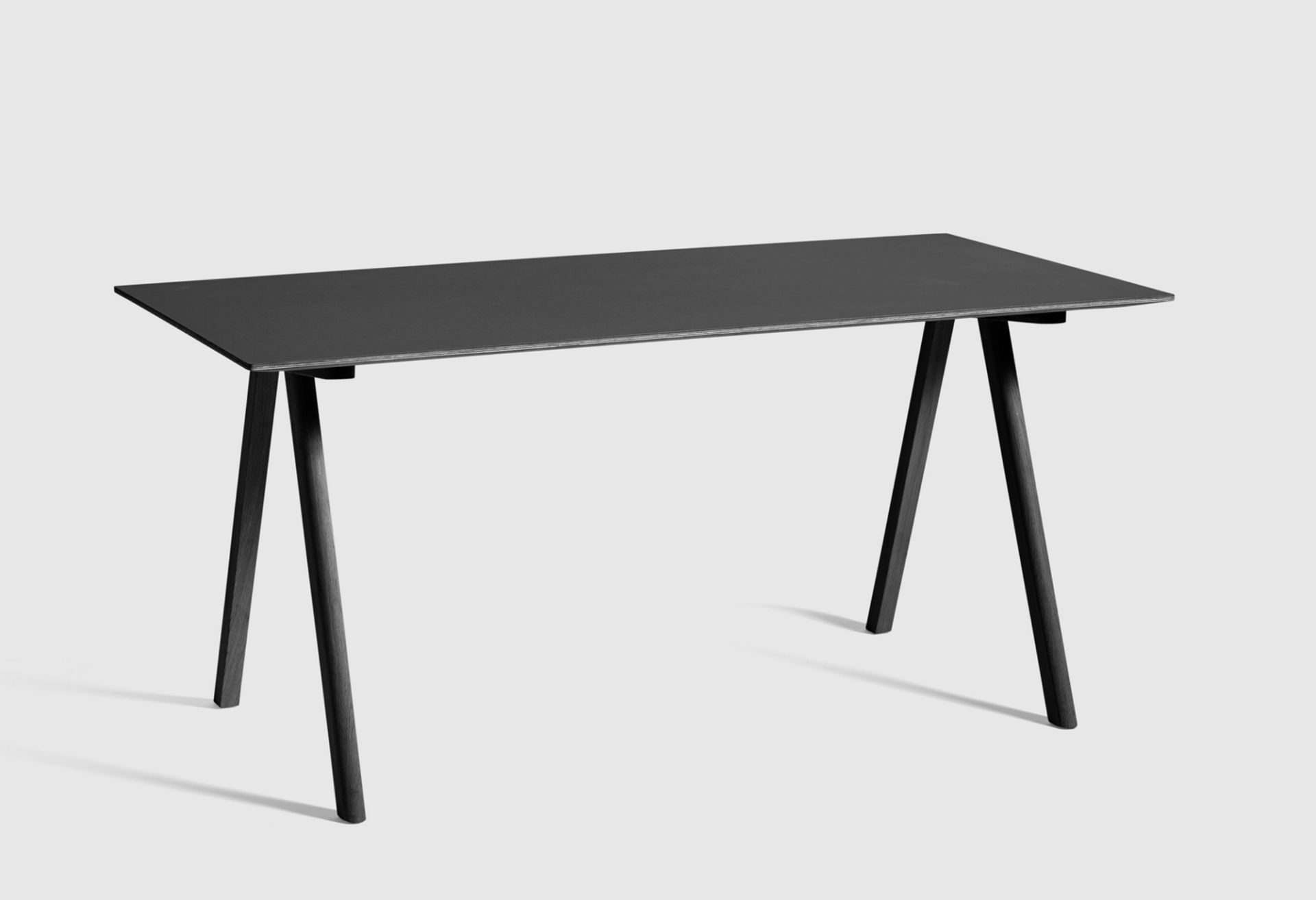 Schwarzer Copenhague Table CPH 10 Tisch von Hay mit rechteckiger Tischplatte und Holzbeinen.