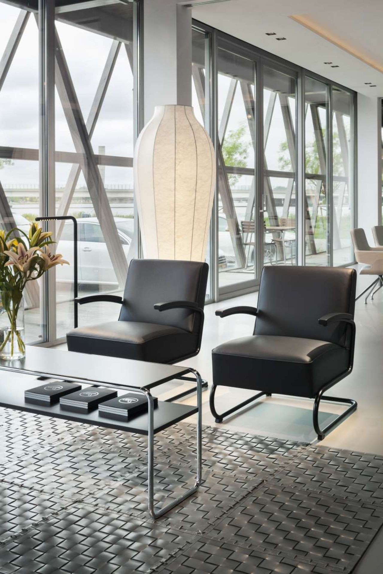 B 10/1 Thonet Beistelltisch aus Stahlrohr, klassisches Design, schwarze Tischplatte und verchromtes Gestell im Interieur.