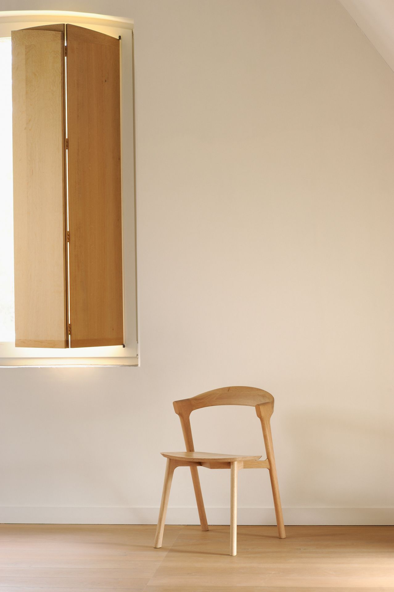 Bok Stuhl aus Eiche von Ethnicraft ohne Armlehne, minimalistisches Design, natürliche Holzoptik.