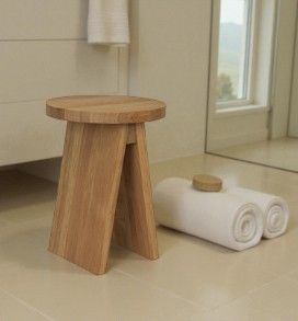 Hocker klein EK01 e15 aus geöltem Eichenholz, ideal als Sitzhocker oder Beistelltisch im Badezimmer.
