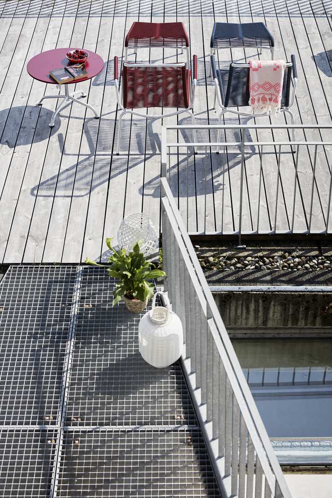 Altorfer Stuhl Outdoor Embru Weiß RAL 9016 auf Terrasse mit Tisch und Dekoration.