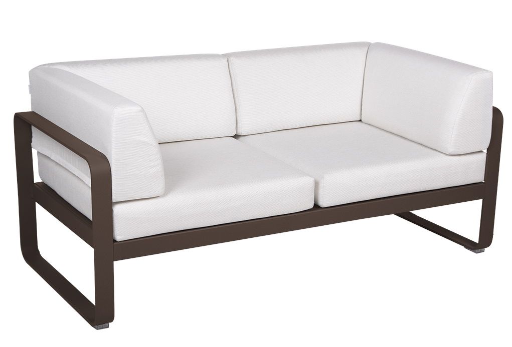 Bellevie 2-Sitzer Outdoor Sofa von Fermob mit weißer Polsterung und braunem Aluminiumgestell für Garten und Terrasse.