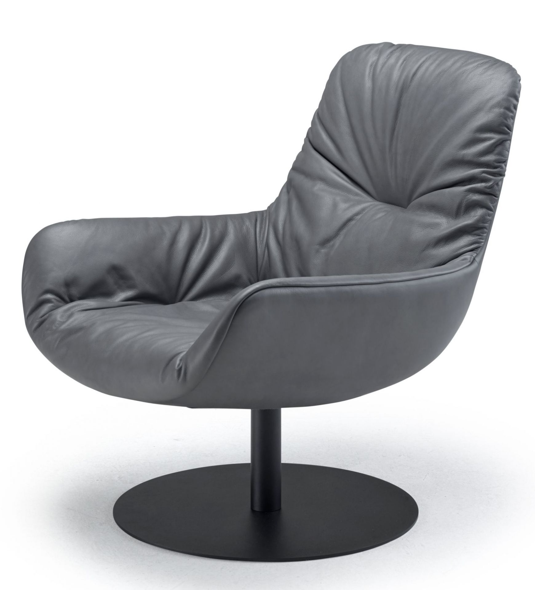 Leya Lounge Chair von Freifrau Manufaktur: Grauer Ledersessel mit Drehfuß für modernes Wohnzimmerdesign.