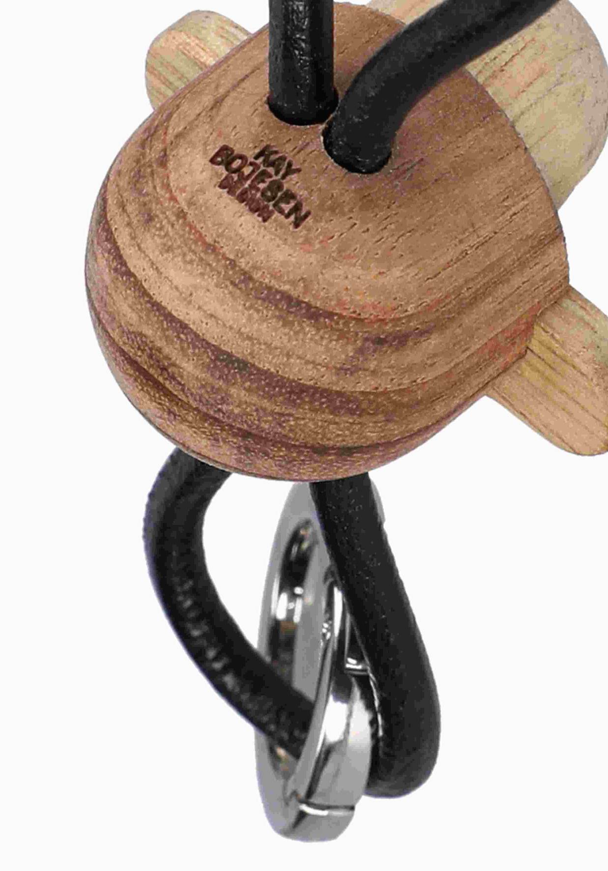 Kay Bojesen Affe Schlüsselanhänger aus Holz, silberfarbenem Metall und schwarzem Leder, Detailaufnahme.
