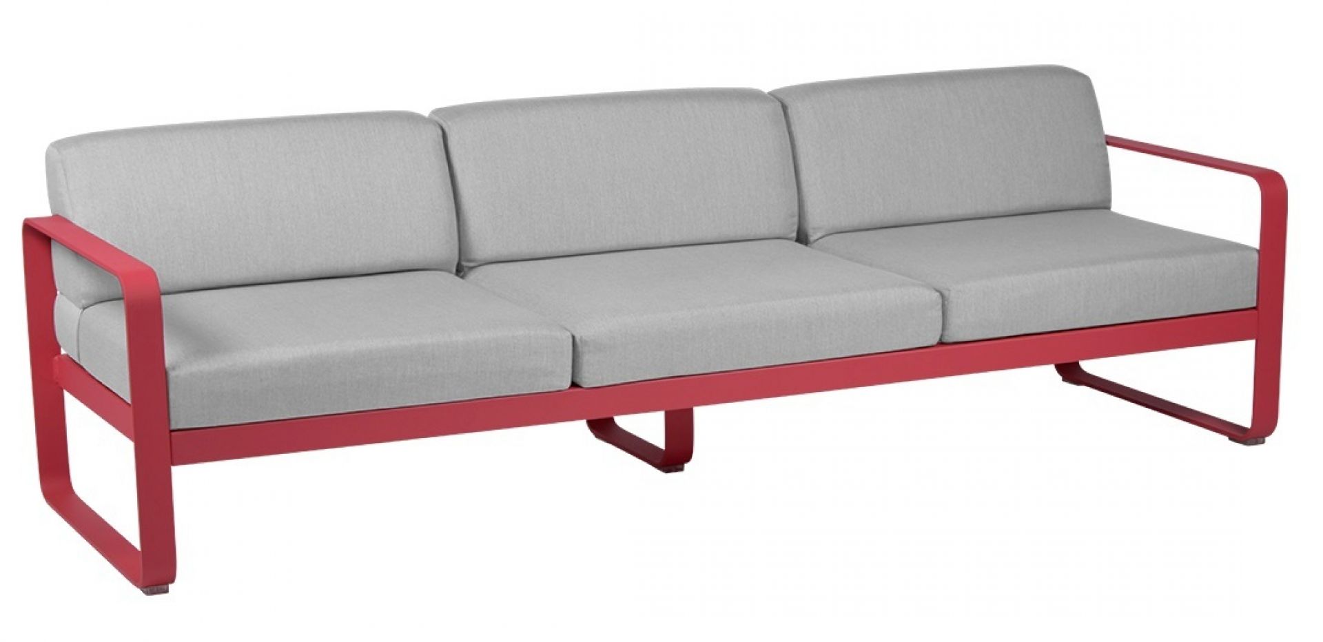 Bellevie Outdoor Sofa von Fermob, 3-Sitzer in Rot mit grauen Kissen für den Garten.