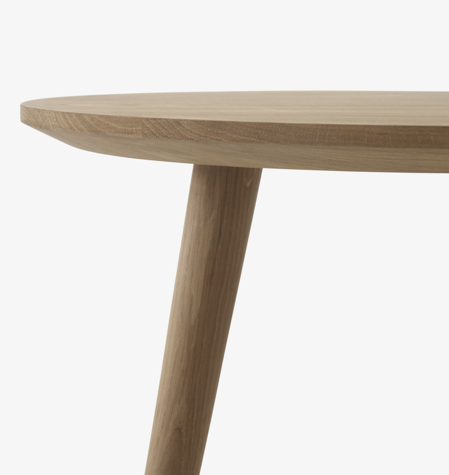 Detailaufnahme des AndTradition In Between Tisch SK3 aus Eiche, runder Holztisch mit drei Beinen.