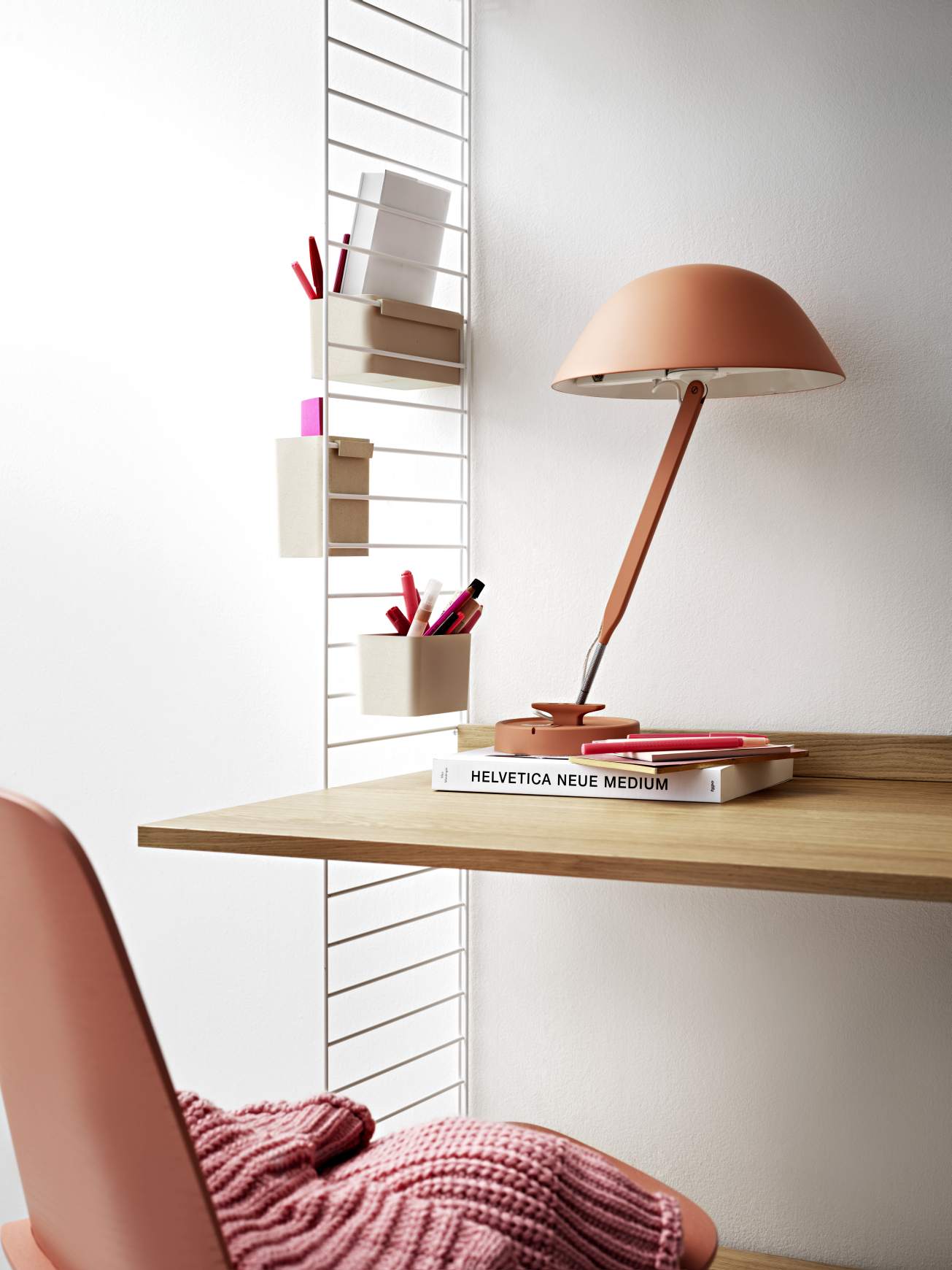 Arbeitsplatz KONFIGURATIONEN W1 String Furniture mit Schreibtisch, Lampe, Ablagefächern und Stuhl in einem modernen Arbeitszimmer.