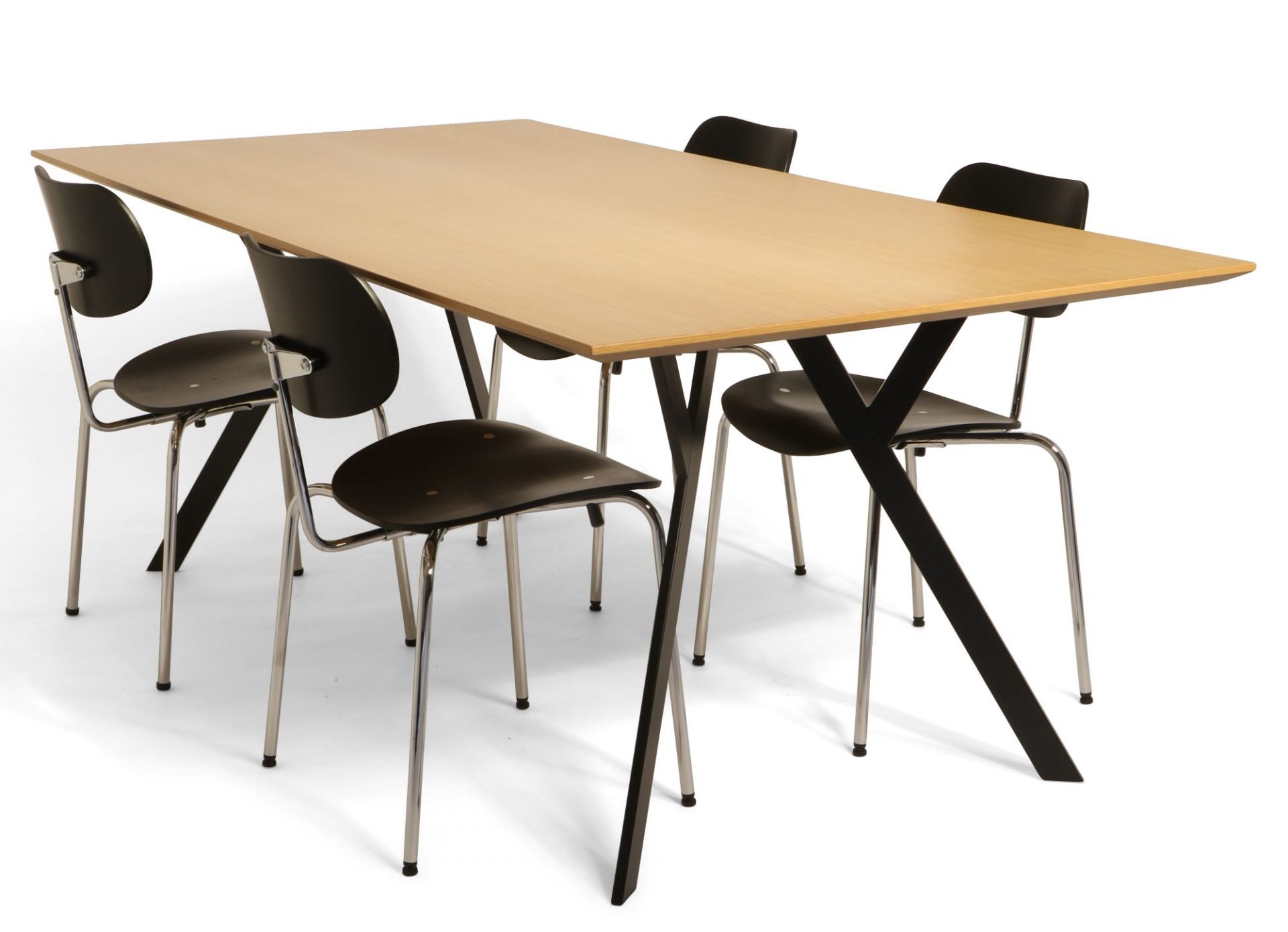 SE 68 SU Stuhl von Wilde+Spieth, stapelbarer Designstuhl mit verchromtem Gestell und schwarzer Sitzfläche.