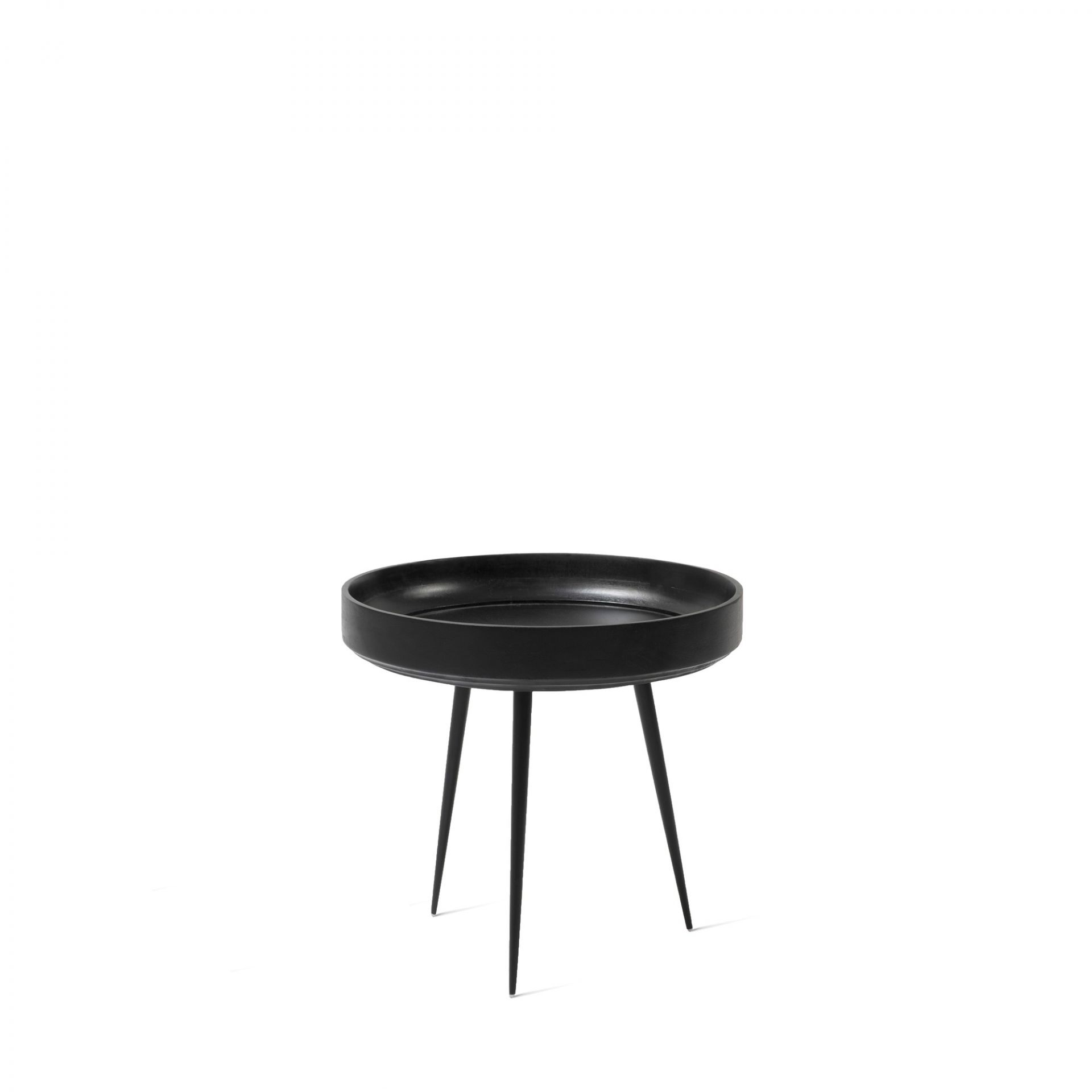 Schwarzer Bowl Table Tisch von Mater aus Mangoholz mit drei Beinen.