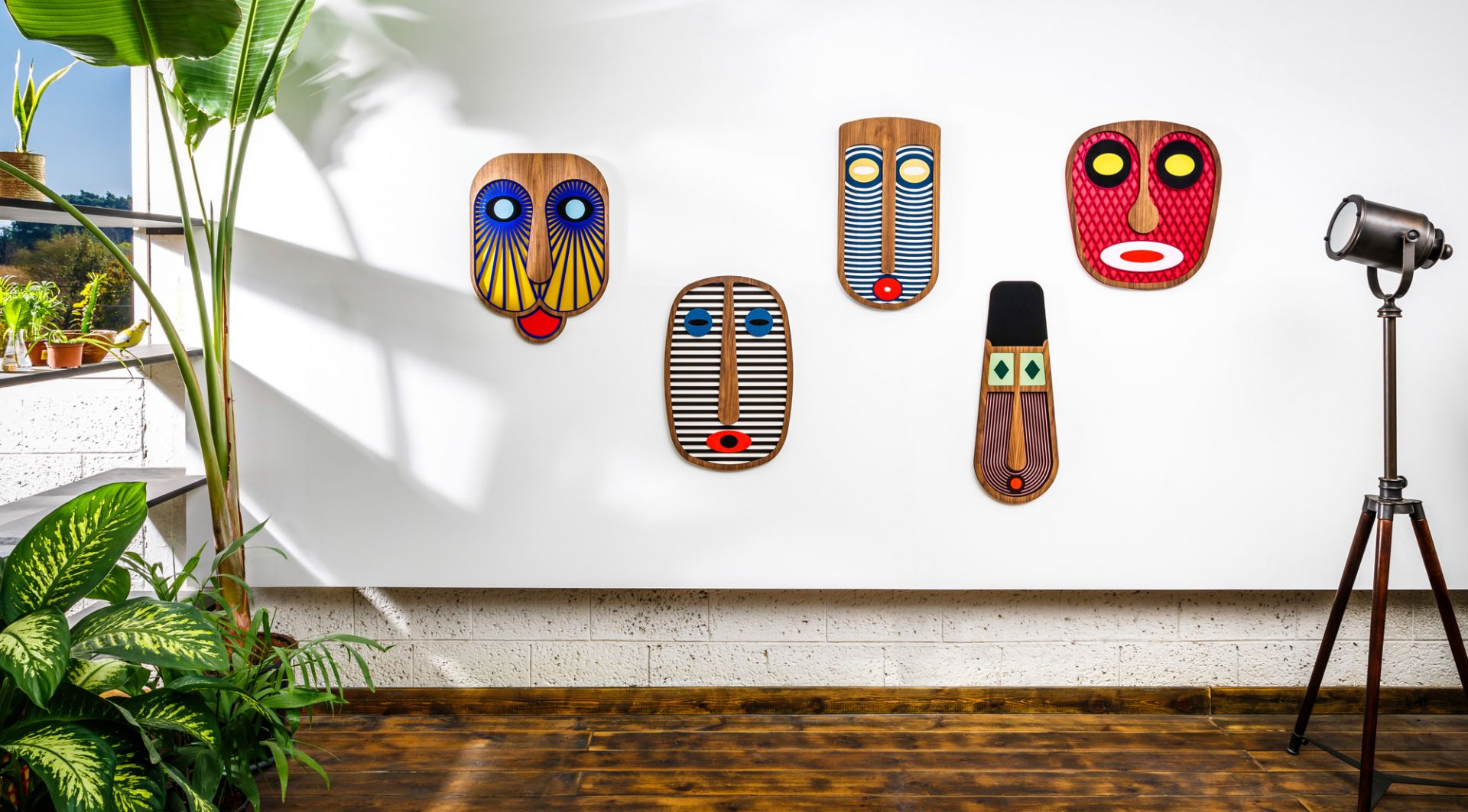 Wandbild mit fünf modernen, afrikanisch inspirierten Holzmasken von Umasqu als einzigartige Wanddekoration.