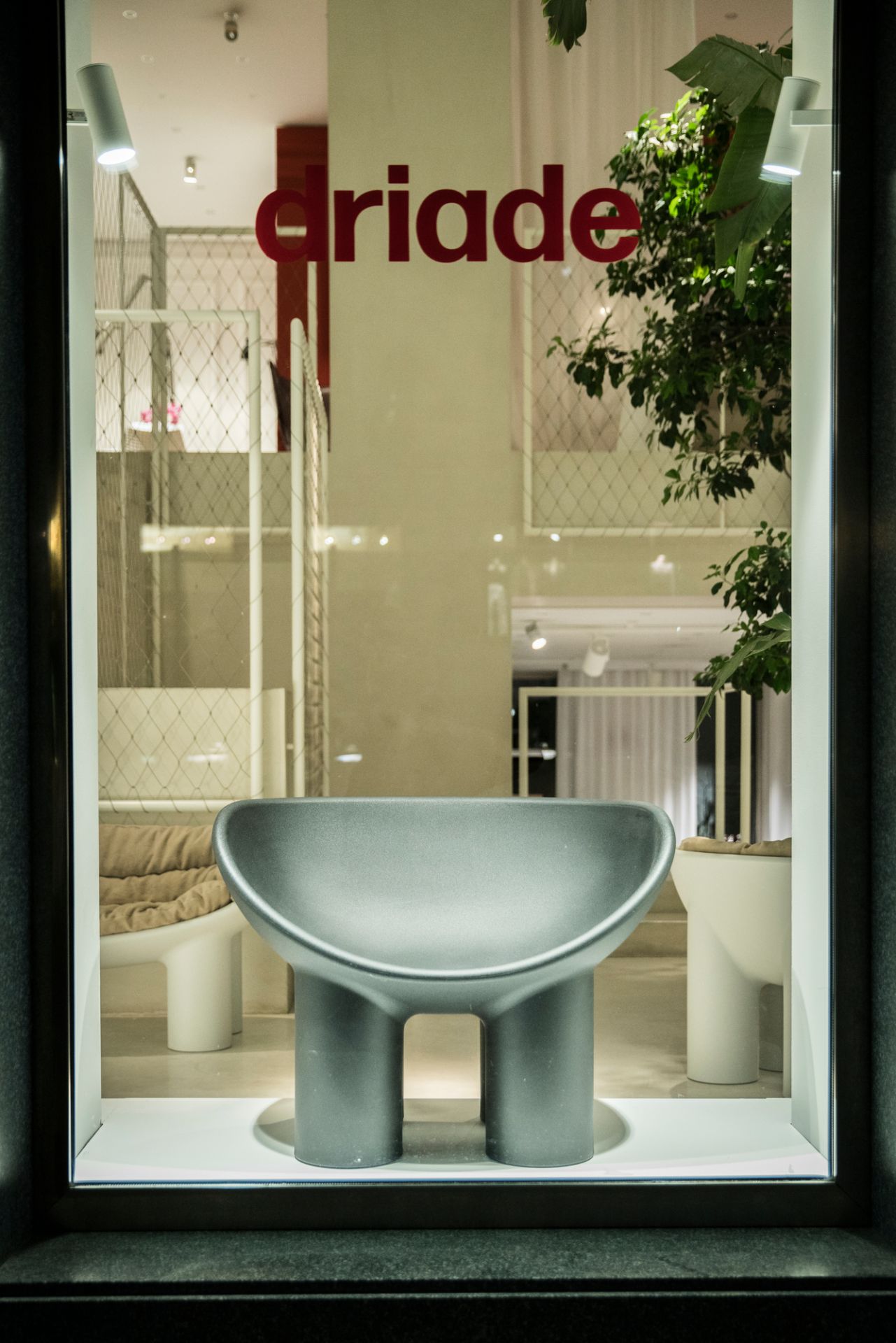 Grauer Roly Poly Sessel von Driade im Schaufenster eines Möbelgeschäfts, modernes Designmöbel.