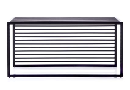 Schwarze Element Bench Bank von novoform mit horizontalen Streben und minimalistischem Design.