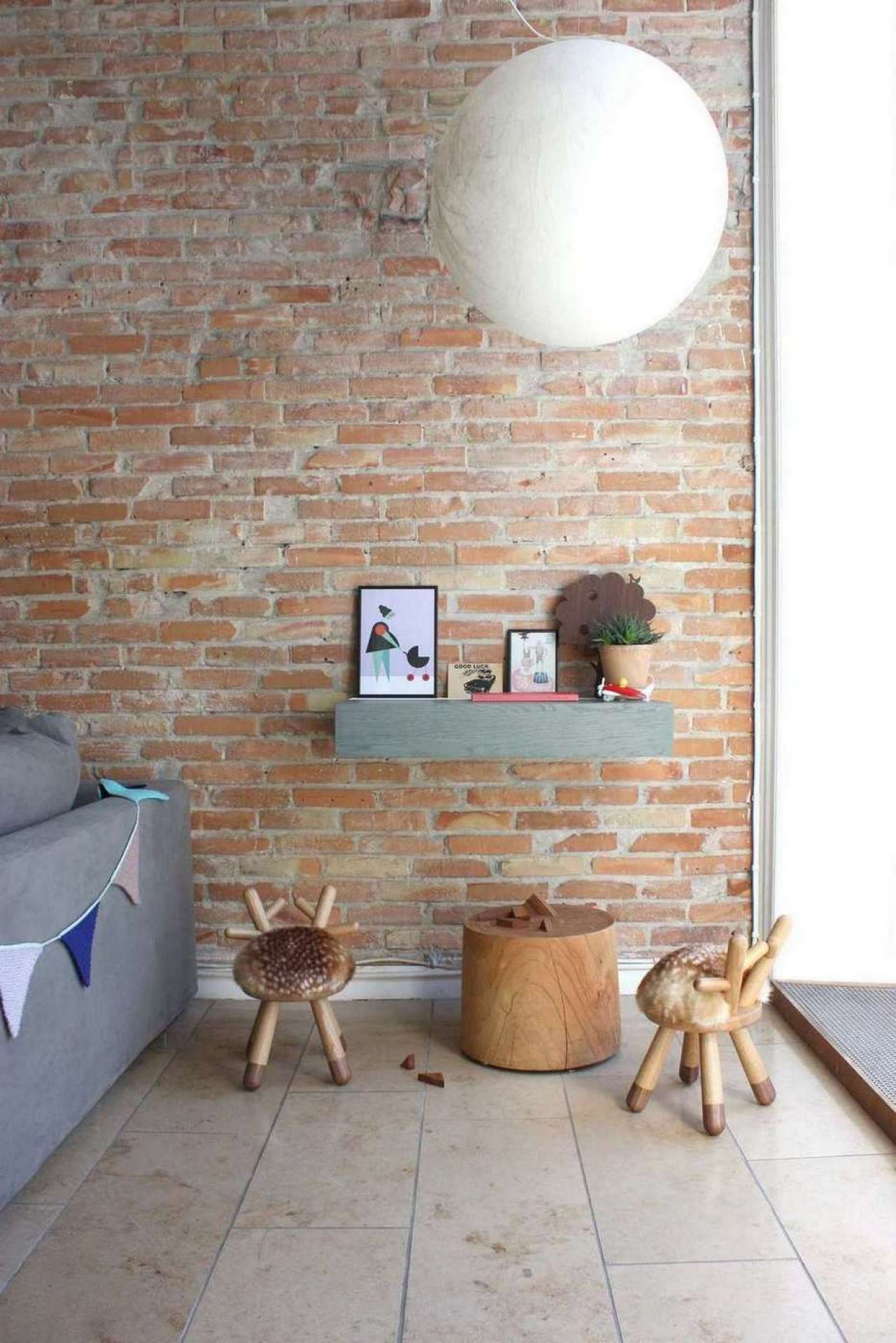 Zwei Bambi Kinderstühle im Kinderzimmer mit Holzbeinen und Reh-Muster, ideal für Kinder.