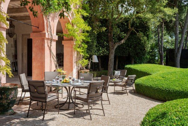 Emu Collier Sitzkissen und Rückenkissen für Outdoor-Möbel auf einer Terrasse mit Gartenmöbeln.