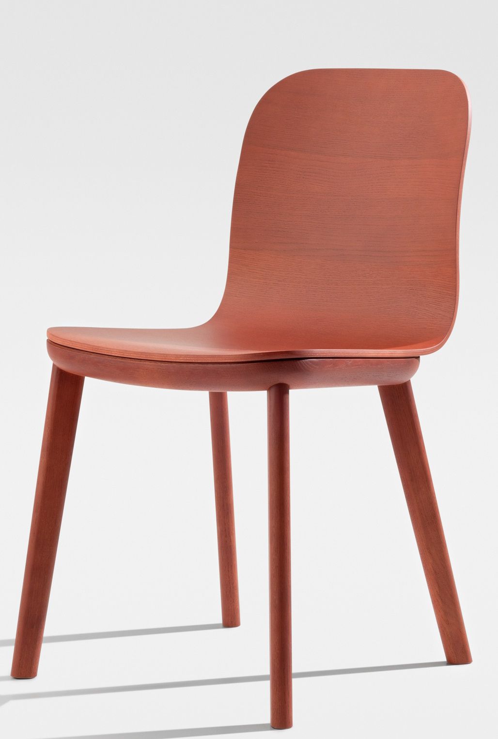 Aeon Chair Stuhl von Zeitraum aus Holz in Rotbraun, minimalistisches Design für Esszimmer und Wohnbereich.