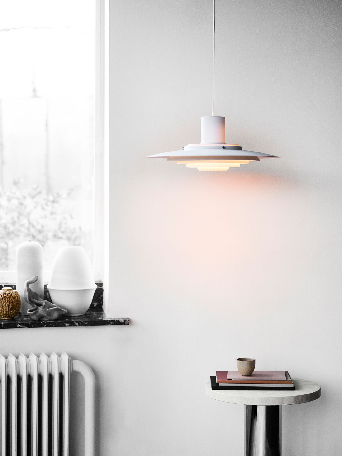 Weiße P376 Pendelleuchte von AndTradition, mehrschichtiger Lampenschirm, modernes Design für Wohnzimmer und Esszimmer.
