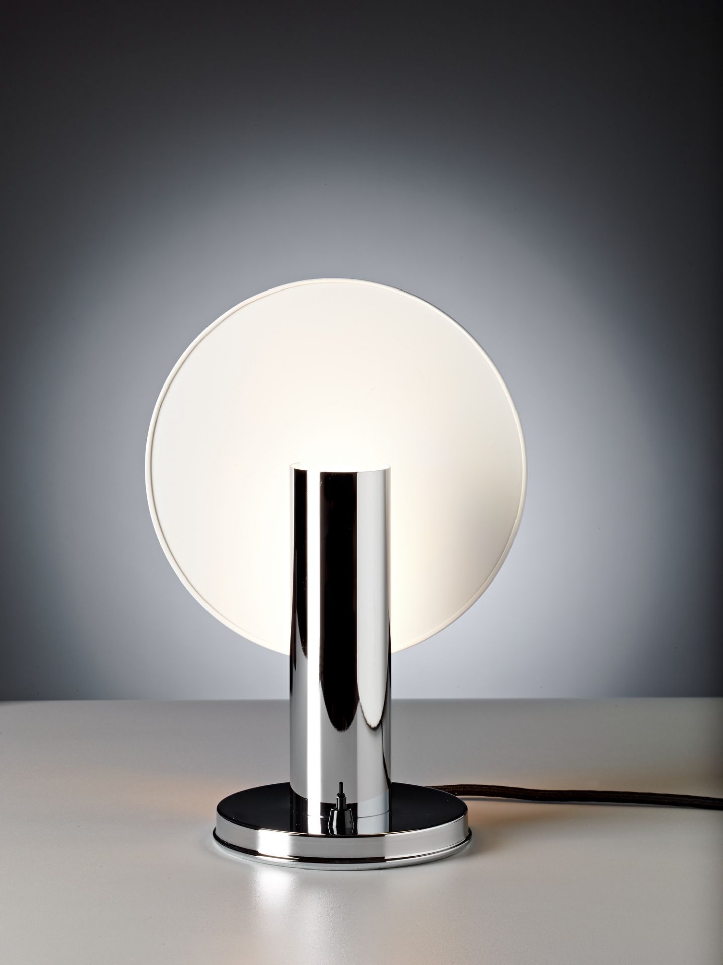 Tecnolumen DS 36 Nachttischleuchte: Chromfarbene Lampe mit rundem, weißem Lampenschirm für Schlafzimmer und Nachttisch.