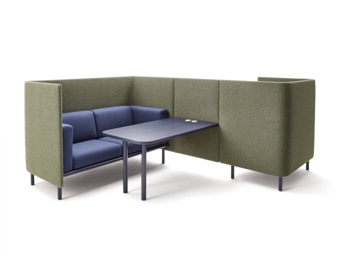 Floater Sofa von Cor, 3-Sitzer in Blau mit grünen Akustikwänden und integriertem Tisch.