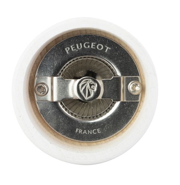 Detailaufnahme der Peugeot Mühle, Blick auf das Mahlwerk mit Peugeot-Logo, Schrauben und weißem Rand.
