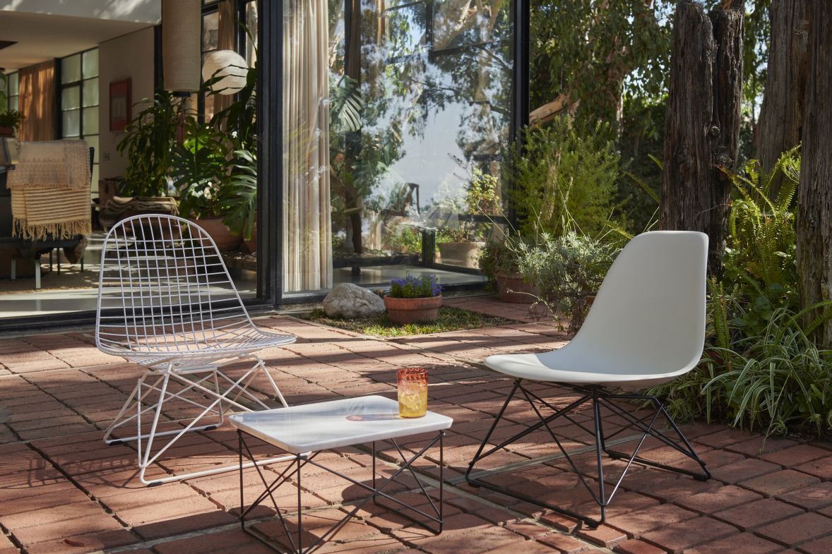 Eames Plastic Side Chair von Vitra, grauer Design Stuhl auf einem Garten-Patio.