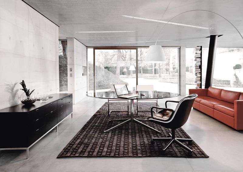 Pollock Executive Drehstuhl von Knoll International in einem modernen Büro mit Ledersitz.