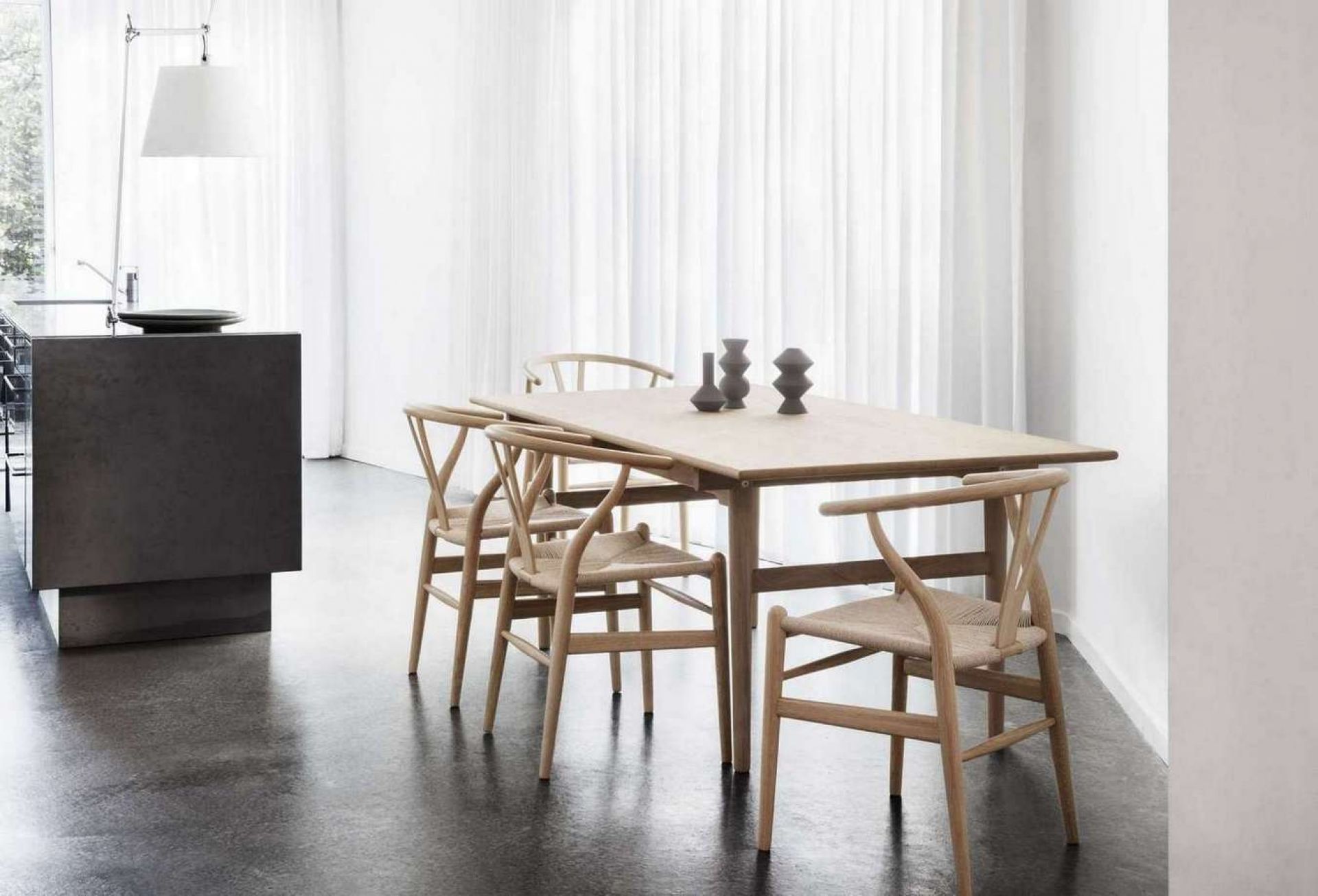CH327 Tisch von Carl Hansen & Søn mit Holzstühlen in heller, minimalistischer Esszimmer-Szene.
