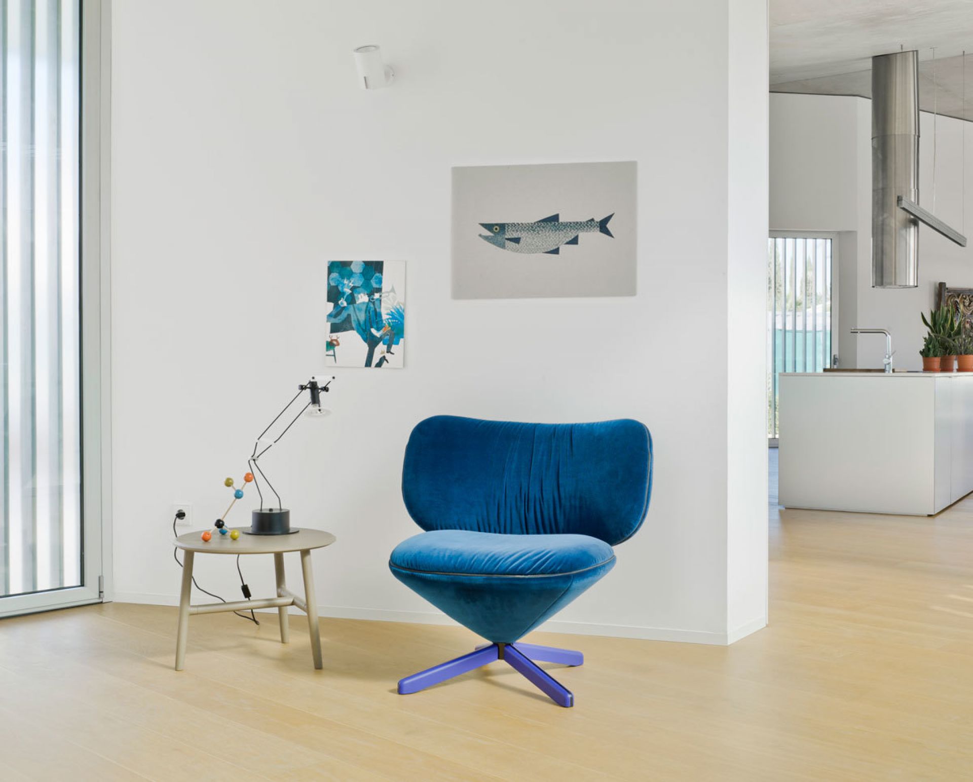 Nudo Beistelltisch Eiche Natur von Sancal im modernen Wohnzimmer, kombiniert mit blauen Sessel und Lampe.