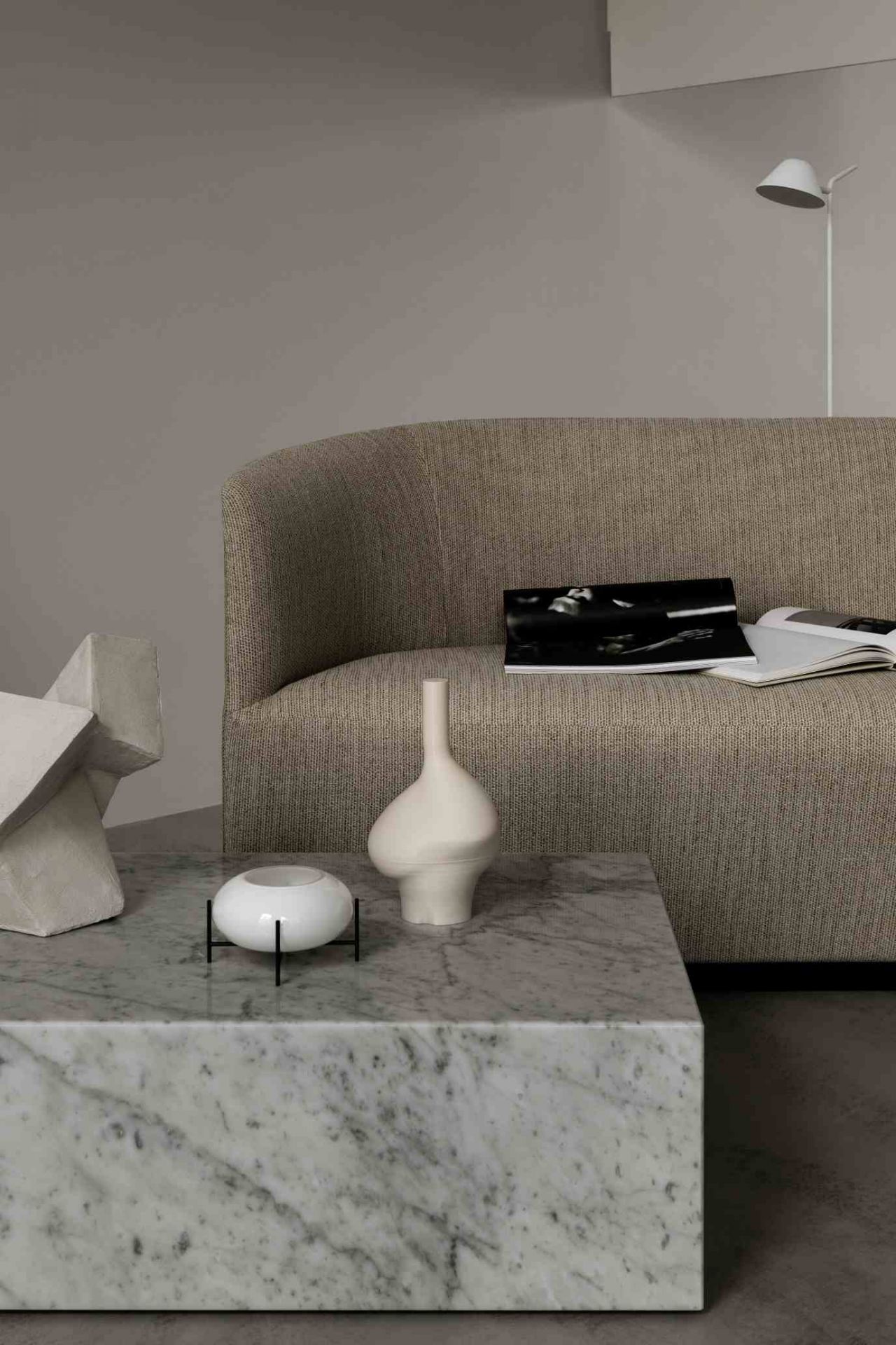 Audo Copenhagen Plinth Beistelltisch aus Rose Calacatta Viola Marmor im Wohnzimmer.