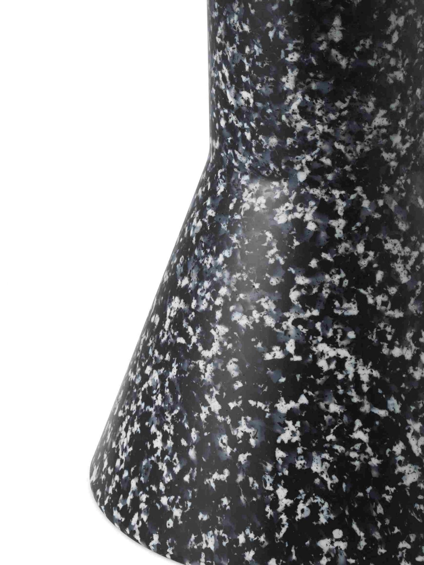 Detailaufnahme des Bit Stool Cone Hocker von Normann Copenhagen in Schwarz-Weiß-Marmoroptik. Moderner Design Hocker.