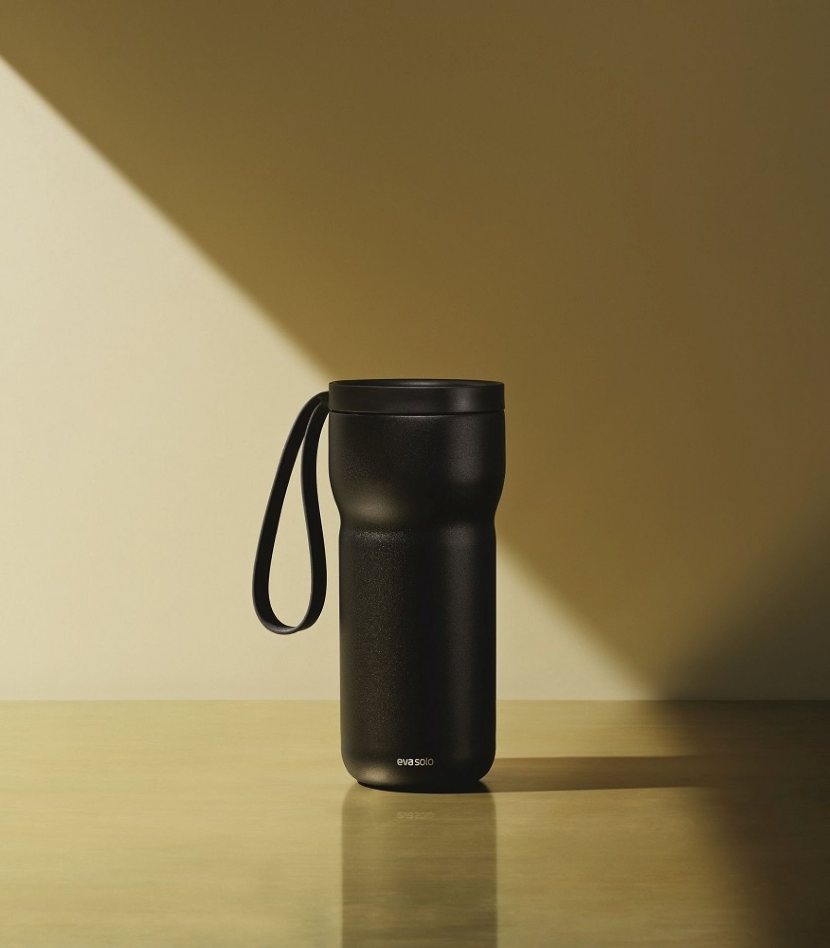 Schwarzer Eva Solo Thermo-Teebecher mit Trageschlaufe und Teefilter für unterwegs.