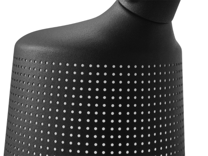 Detailaufnahme der schwarzen Vipp Boden Leselampe mit perforiertem Lampenschirm für indirekte Beleuchtung.