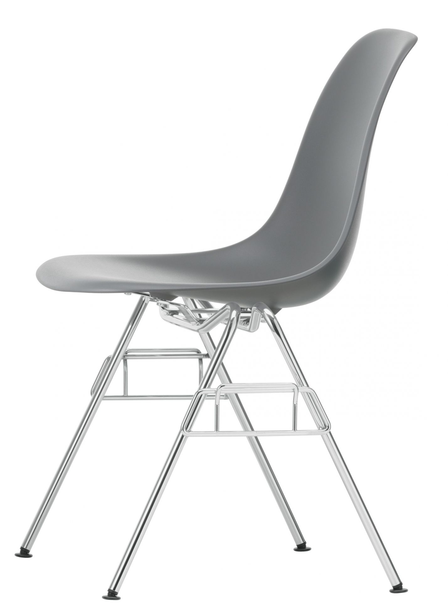 Grauer Eames Plastic Side Chair DSS Stuhl von Vitra mit verchromtem Stahlgestell, Seitenansicht.