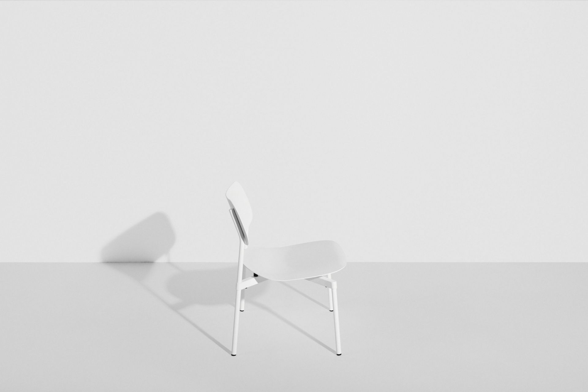 Weißer Fromme Lounge Chair Sessel von Petite Friture, minimalistisches Design für Wohnzimmer und Büro.