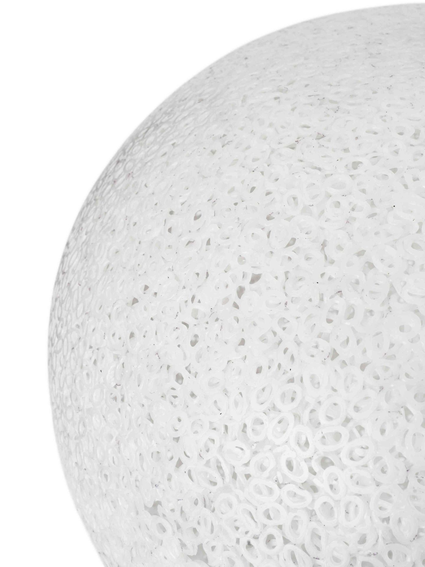 Detailaufnahme der weißen Act Lamp Pendelleuchte von Normann Copenhagen mit einzigartiger Oberflächenstruktur.