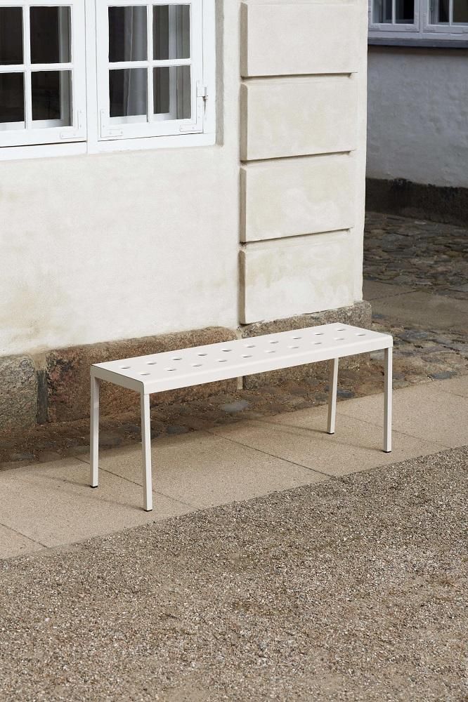 Weiße Balcony Bank von Hay für den Außenbereich, kleine Gartenbank aus pulverbeschichtetem Stahl.