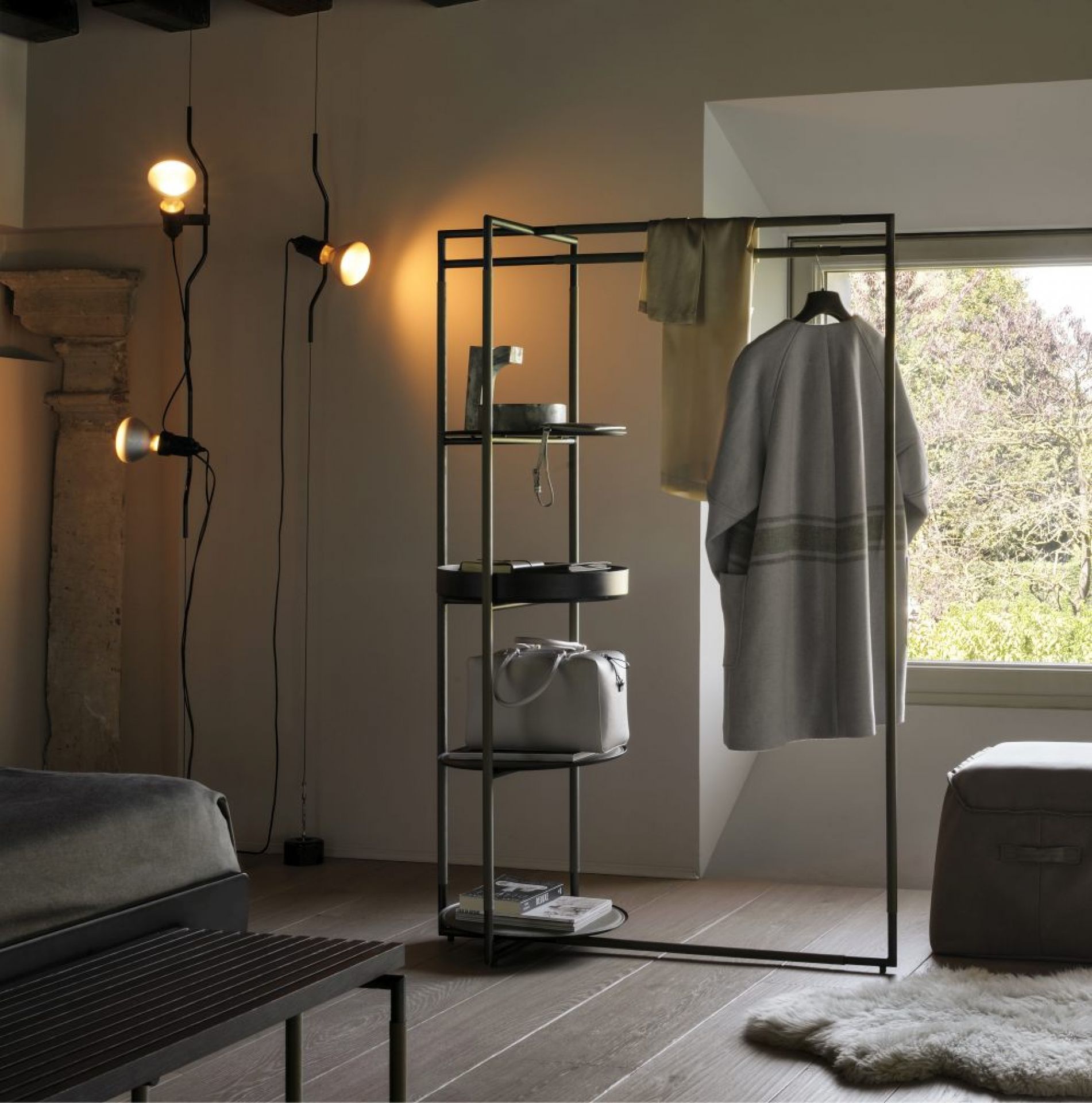 Zwei Parentesi D Lamp Leuchten von Flos im Schlafzimmer, moderne Hängeleuchte mit Dimmer.