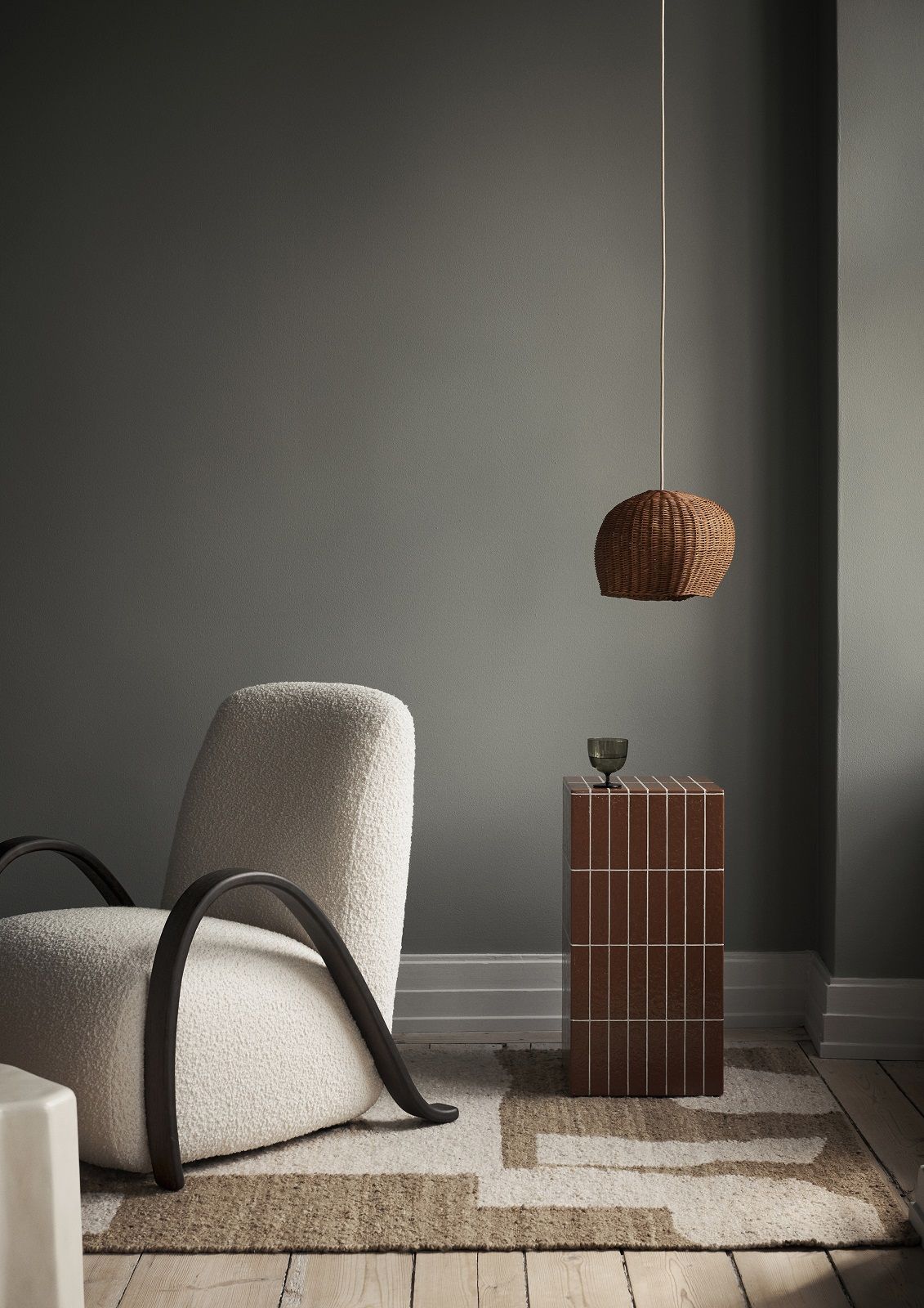 Beiger Buur Lounge Chair Sessel von Ferm Living mit dunklen Armlehnen in modernem Wohnzimmer.