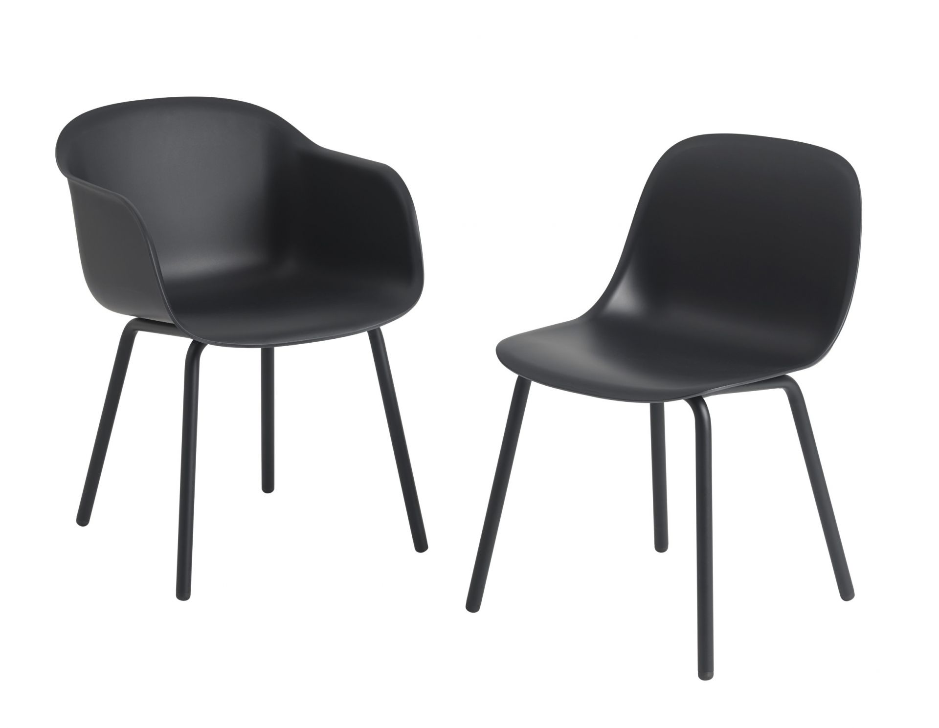 Zwei schwarze Muuto Fiber Outdoor Stühle, einer mit Armlehnen, minimalistisches Design für Garten und Terrasse.