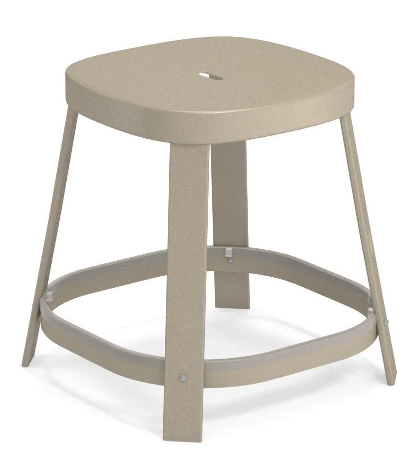 Thor Dining Stool: Niedriger Barhocker für den Außenbereich von Emu, beige, quadratische Sitzfläche.