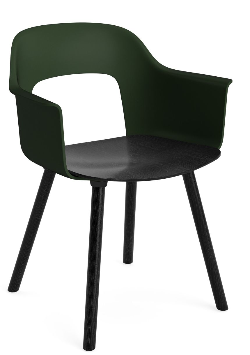 Layout Armchair 222 Armlehnstuhl von Hay in Grün und Schwarz mit Holzbeinen.