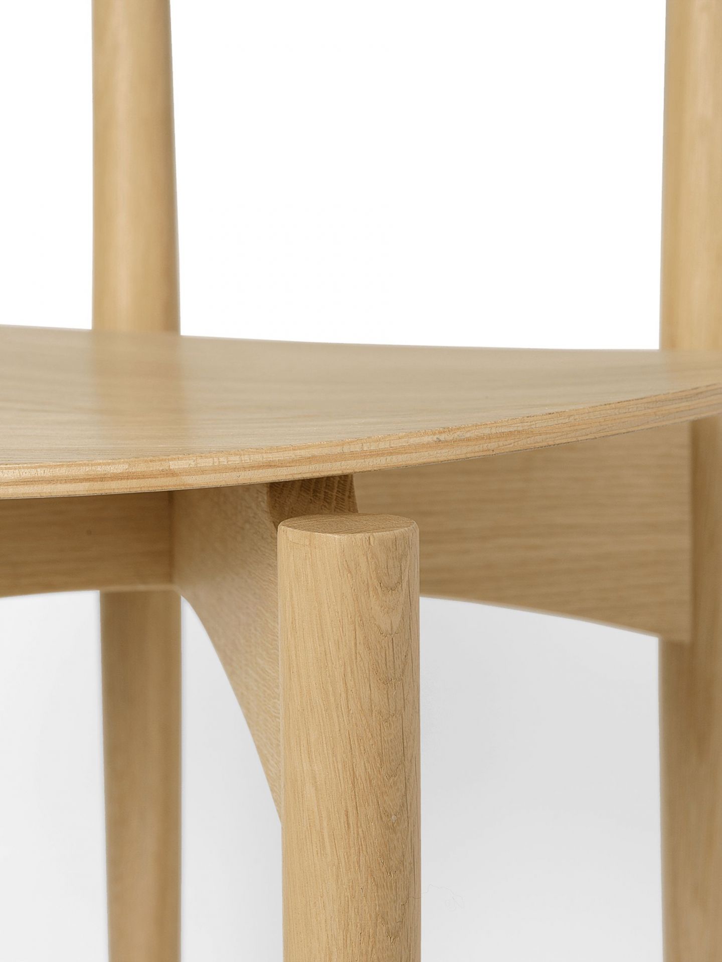 Detailaufnahme des Herman Esszimmerstuhls von Ferm Living mit hellem Holzgestell und Sitzfläche.