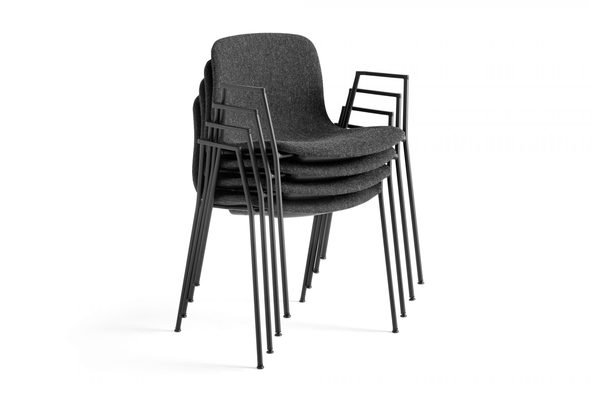 Stapel von vier grauen About a Chair AAC19 Stühlen mit schwarzem Gestell.