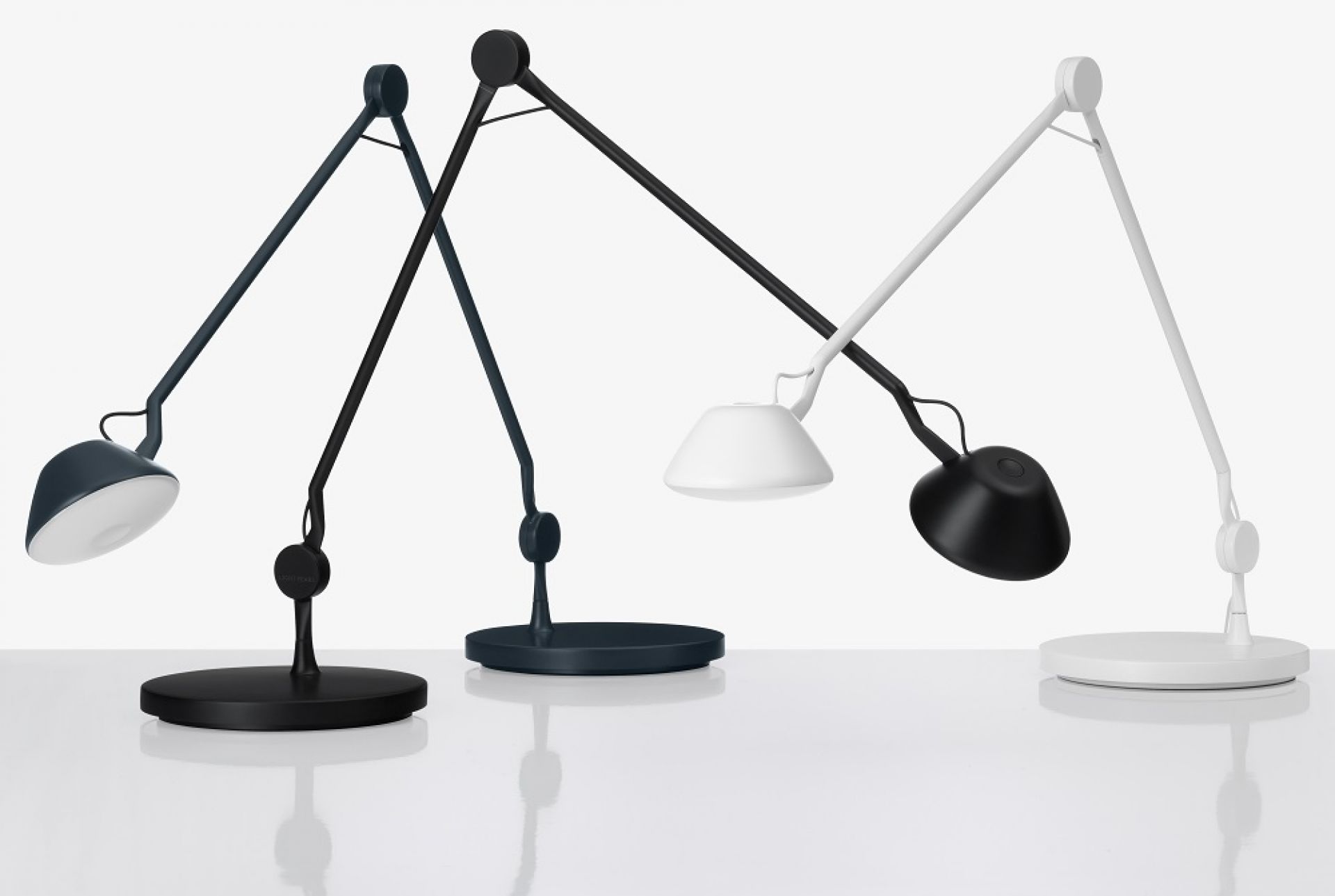 Drei AQ01 Tischleuchten von Fritz Hansen in Schwarz, Weiß und Dunkelblau. Designleuchten.