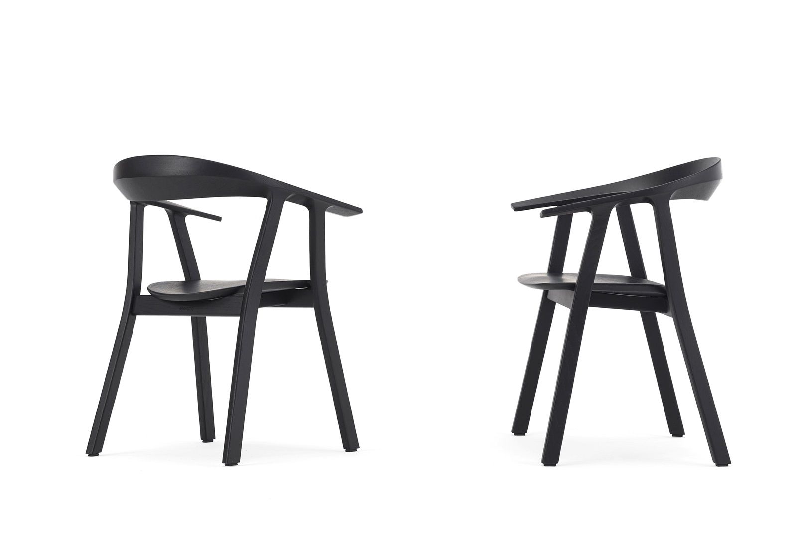 Zwei schwarze Rhomb Stühle von Prostoria, minimalistisches Design für Esszimmer und Wohnbereich.