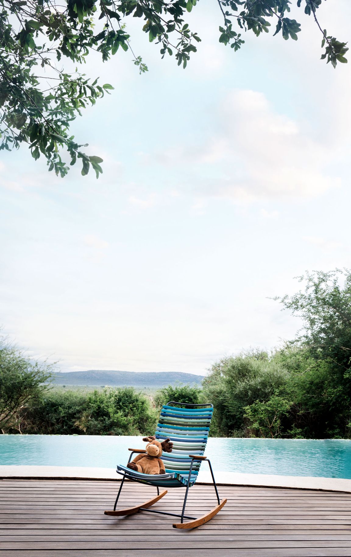 Click Kids Schaukelstuhl mit Stofftier am Pool. Kinder Schaukelstuhl mehrfarbig für Garten.