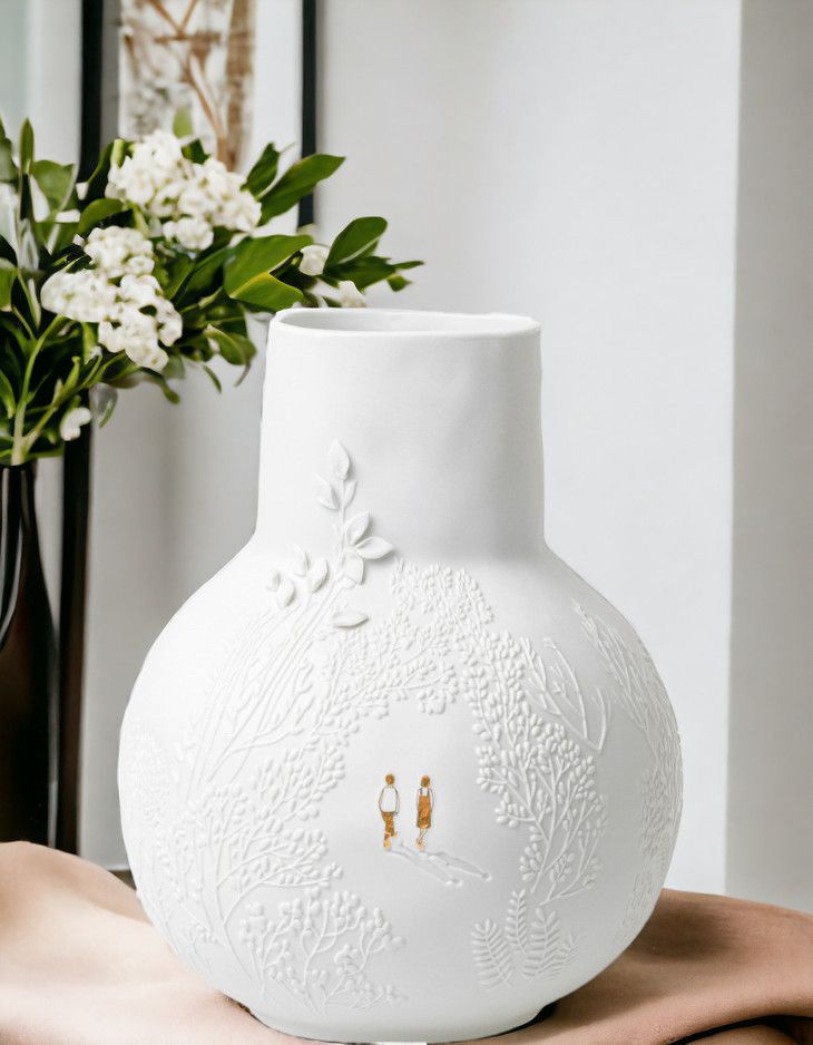 Weiße BG dankbar Vase "Parkspaziergang Räder" mit filigranem Relief eines Parks und zwei goldenen Figuren.